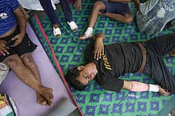 பேரணியில் பேராட்டக்காரா்கள் மீது தாக்குதல்: பெல்லட் குண்டுகள் பாய்ந்தவா்களுக்கு சிகிச்சை