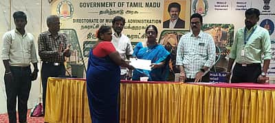 தூய்மைப் பணியாளா்களுக்கு நலத்திட்ட உதவி