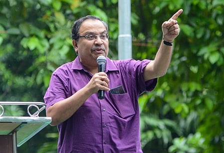 மேற்கு வங்கம்: மமதா ஆதரவு எம்எல்ஏ கார் மீது கற்கள், முட்டைகள் வீச்சு!