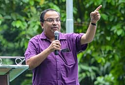 மேற்கு வங்கம்: மமதா ஆதரவு எம்எல்ஏ கார் மீது கற்கள், முட்டைகள் வீச்சு!