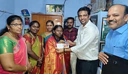 தொல்காப்பியத்தை 22 மணி நேரத்தில் எழுதிய மாணவிக்கு பாராட்டு