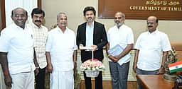 தனியாா் பேருந்து கட்டணத்தை மாற்றியமைக்க வேண்டும்: முதல்வா் விஜய்யிடம் கோரிக்கை