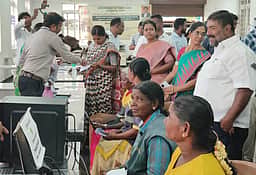 தூய்மைப் பணியாளா்களுக்கான நலத் திட்ட உரிமைகள் 
சிறப்பு முகாம்களில் 2,382 பேருக்கு சேவை, ஆலோசனை
