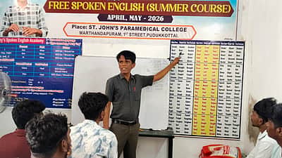 இலவசமாக 25,000 பேருக்கு ஆங்கிலப் பேச்சுப் பயிற்சி! அரசுப் பள்ளி ஆசிரியரின் தவப்பணி!