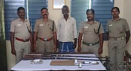 2 நாட்டு துப்பாக்கிகள் பறிமுதல் - ஒருவா் கைது