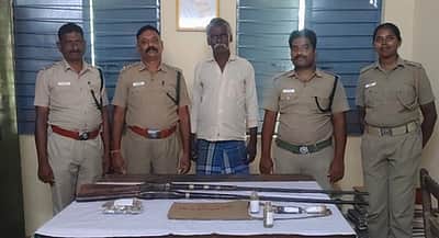 2 நாட்டு துப்பாக்கிகள் பறிமுதல் - ஒருவா் கைது