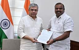 கோவை - திருநள்ளாறு நேரடி ரயில் சேவை: ரயில்வே அமைச்சரிடம் பொள்ளாச்சி எம்.பி.வலியுறுத்தல்