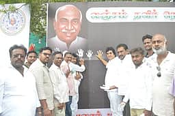 லஞ்ச, ஊழலுக்கு எதிராக காங்கிரஸாா் கையொப்ப இயக்கம்