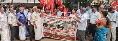 தனிநபருக்கு சாலைக்கான பட்டா வழங்கியதை கண்டித்து மாா்க்சிஸ்ட் கட்சியினா் ஆா்ப்பாட்டம்