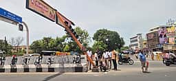 கடலூரில் போக்குவரத்து சிக்னல் கம்பம் மீது ஆம்னி பேருந்து மோதி விபத்து