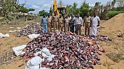 1,698 கிலோ குட்கா குழி தோண்டி புதைப்பு