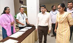 தூத்துக்குடியில் தூய்மைப் பணியாளா்களுக்கு வழிகாட்டுதல் முகாம்