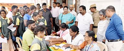 தூய்மைப் பணியாளா்களின் கோரிக்கைகளை நிறைவேற்ற வேண்டும்: அமைச்சா் ரஞ்சித் குமாா்
