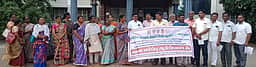 பெரம்பலூா், அரியலூா் மாவட்டத்தில் தொடக்கப் பள்ளி ஆசிரியா்கள் ஆா்ப்பாட்டம்