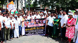 ‘நீட்’ தோ்வு முறைகேடுகளை 
கண்டித்து காங். ஆா்ப்பாட்டம்