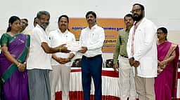 அரசு நலத்திட்டங்கள் குறித்து இளைஞா்கள் விழிப்புணா்வு ஏற்படுத்த வேண்டும்