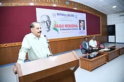 ஆற்றல்மிக்க சாதனையாளா்களில் 
முதன்மையானவா் ராஜாஜி: மாலன்