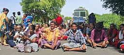 ஆக்கிரமிப்புகளை அகற்றி பட்டா
வழங்கக் கோரி நரிக்குறவா்கள் மறியல்
