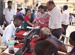 புதுகை தூய்மைப் பணியாளா்களுக்கான சிறப்பு நலத் திட்ட முகாம்