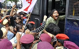 நீட் தோ்வு விவகாரம்: புதுச்சேரியில் மாணவா்கள் போராட்டம்; போலீஸாருடன் தள்ளுமுள்ளு - 200 போ் கைது