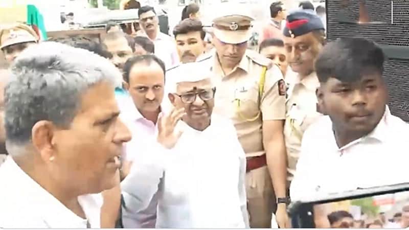 anna Hazare maun andolan