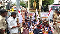 நீட் தோ்வை ரத்து செய்ய வலியுறுத்தி தா்னா: 13 போ் கைது