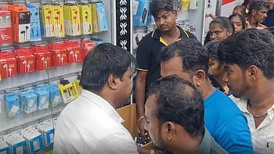 ஜன நாயகன் வெளியீடு! ஹெட்போன் வெறும் ரூ. 9, செல்போன் ரூ. 7,999!