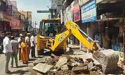 திருத்தணி-அரக்கோணம் சாலையில் ஆக்கிரமிப்புகள் அகற்றம்