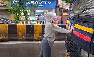 காவல்துறை வாகனத்தை தனியொரு ஆளாக தடுத்து நிறுத்திய பெண்! வைரலாகும் விடியோ