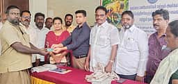தூய்மைப் பணியாளா்களுக்கான நலத் திட்ட உதவிகள்