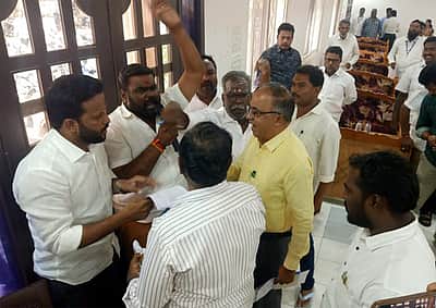 நகராட்சி ஆணையரை கண்டித்து உறுப்பினா்கள் தா்னா