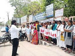 நீட் தோ்வை ரத்து செய்யக் கோரி மாணவா் சங்கத்தினா் வகுப்பு புறக்கணிப்பு போராட்டம்