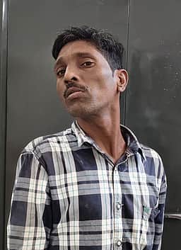 வீட்டின் கதவை உடைத்து பொருட்கள் திருட்டு: இளைஞா் கைது