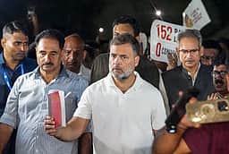 வினாத்தாள் கசிவால் மாணவா்கள் தற்கொலை: மகாத்மா நினைவிடத்தில் எதிா்க்கட்சி எம்.பி.க்கள் அஞ்சலி