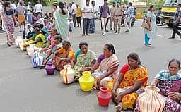 கரூரில் குடிநீா் கேட்டு பொதுமக்கள் சாலை மறியல்