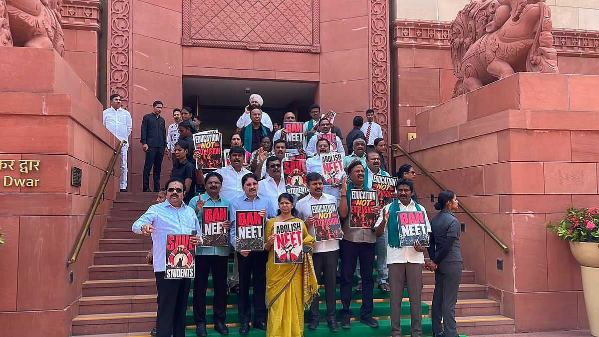 நாடாளுமன்றத்தில் எதிர்க்கட்சிகள் போராட்டம்! திமுக தனிக் கச்சேரி!