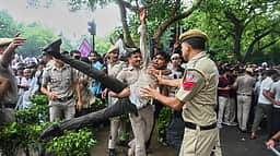 போராட்டத்தில் வன்முறையில் ஈடுபட்டவர்களின் கடவுச்சீட்டு ரத்து: தில்லி காவல்துறை!