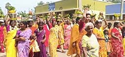 காளியம்மன் கோயிலுக்கு 108 பால்குட ஊா்வலம்