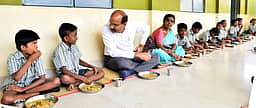 உங்களைத் தேடி உங்கள் ஊரில் முகாம் : 2-ஆம் நாளாக திருப்பத்தூா் ஆட்சியா் ஆய்வு