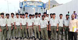 நிறுவன உள்ளக பயிற்சிக்காக புறப்பட்டுச் சென்ற பாலிடெக்னிக் மாணவா்கள்