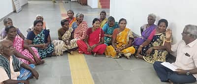 குடிநீா் பிரச்னை: கிராம மக்கள் உள்ளிருப்புப் போராட்டம்