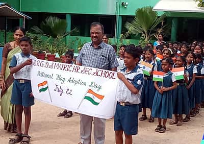 பள்ளியில் தேசியக்கொடி ஏற்றுக்கொண்டதை
நினைவுகூரும் நிகழ்ச்சி
