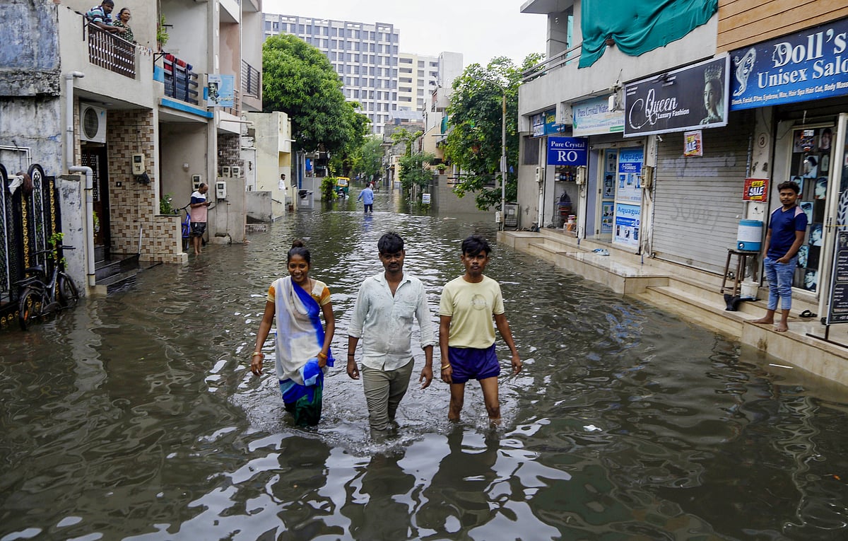 கனமழையால் குடியிருப்புகளை சூழ்ந்த வெள்ளம் - புகைப்படங்கள்