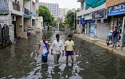கனமழையால் குடியிருப்புகளை சூழ்ந்த வெள்ளம் - புகைப்படங்கள்
