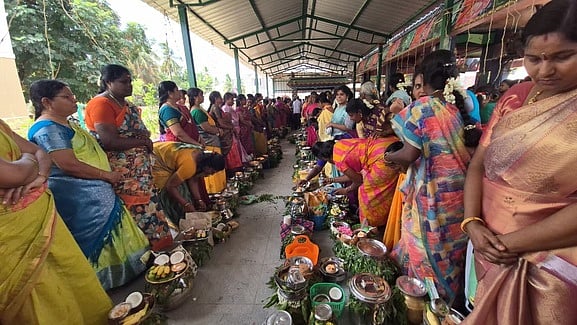 கோயில் ஆடி மாத செடல் உற்சவத்தில் நடைபெற்ற சாகை வாா்த்தல் நிகழ்வில் பங்கேற்ற பெண்கள்.