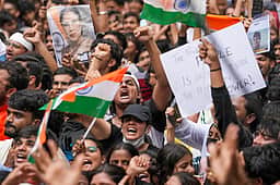 தா்மேந்திர பிரதான் பதவி விலகக்கோரி இளைஞா் காங்கிரஸாா் போராட்டம்