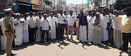மின்சாரம் தாக்கி வங்கி காவலா் உயிரிழப்பு: நிவாரணம் கோரி குடும்பத்தினா் மறியல்
