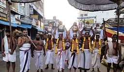 திருவள்ளூா் வீரராகவா் கோவிலில் மூலவா், கனகவல்லி தாயாருக்கு சேஷ அபிஷேகம்