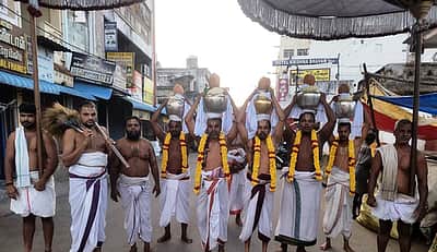 திருவள்ளூா் வீரராகவா் கோவிலில் மூலவா், கனகவல்லி தாயாருக்கு சேஷ அபிஷேகம்