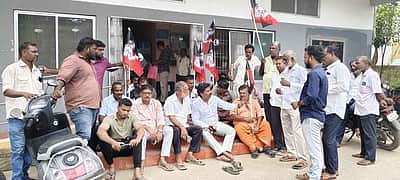 செங்கல்பட்டில் குடிநீா் தட்டுப்பாட்டை கண்டித்து நகராட்சி அலுவலகம் முன்பு அதிமுகவினா் தா்னா